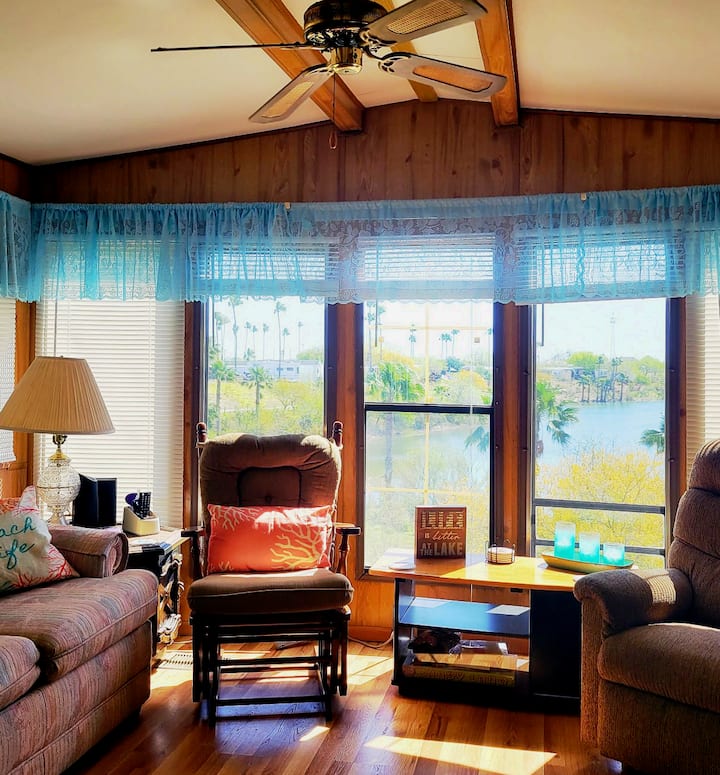 Cheerful Lakeside Bungalow with Pool and Hot Tub Bungalows for Rent