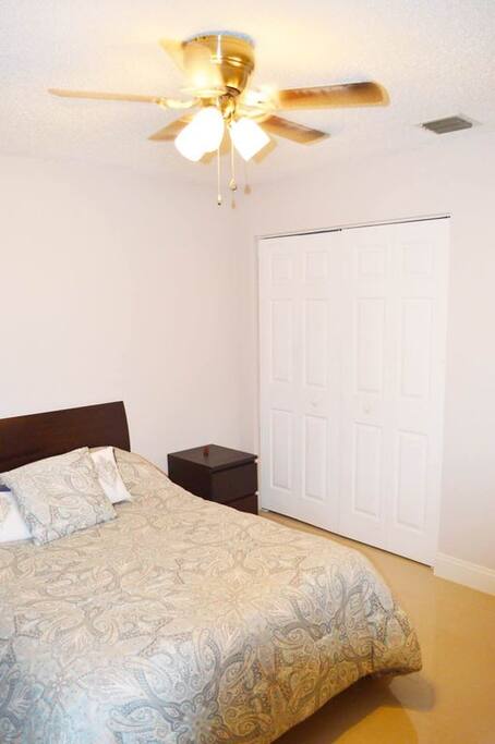 Cozy Room with Double Bed and Closet
