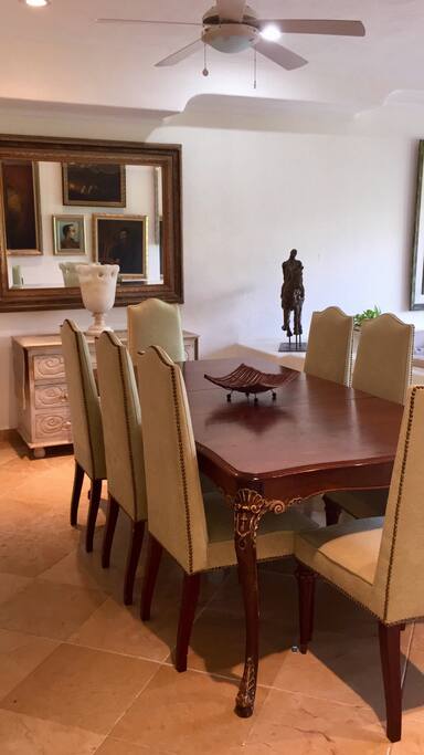 El comedor está habilitado para ocho personas y en la barra hay dos bancos