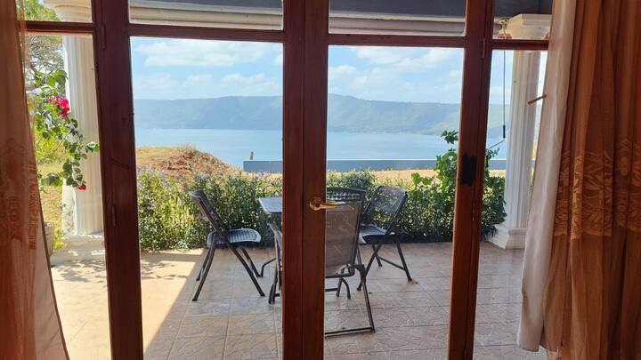 King room with view of Laguna Apoyo