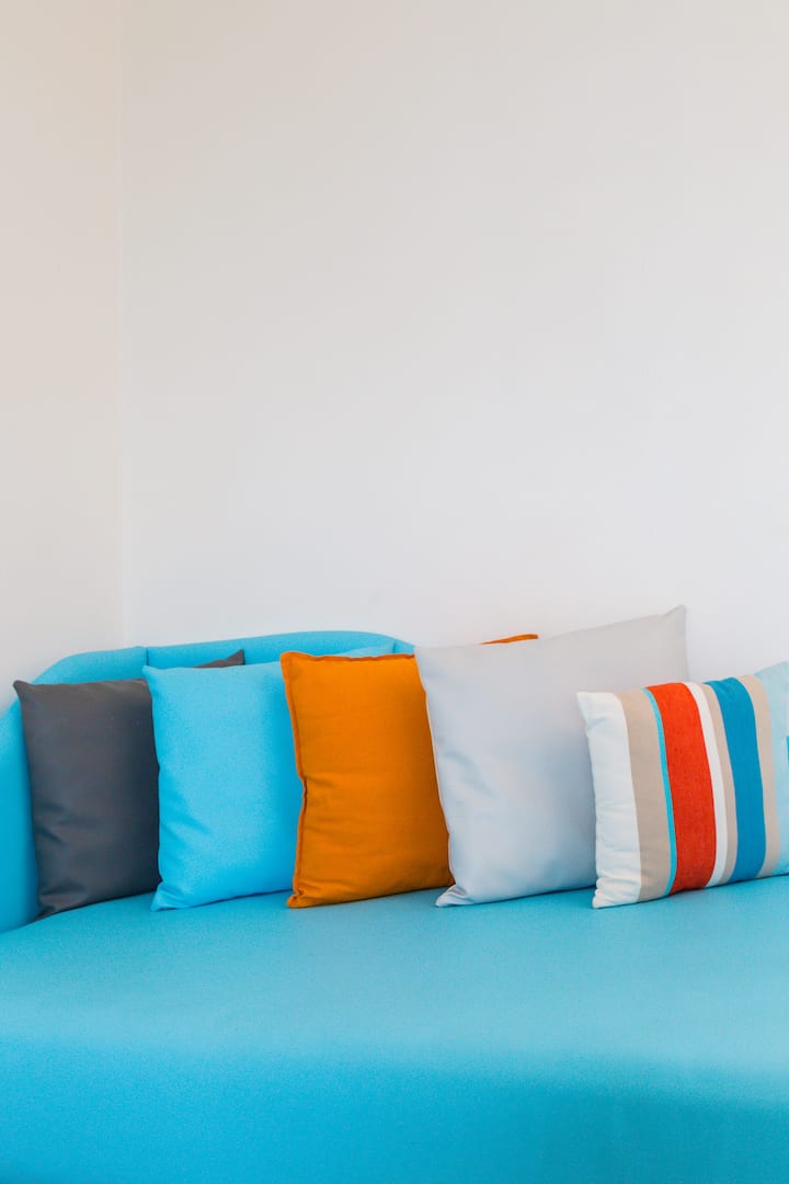 Cada detalle está cuidadosamente seleccionado en colores tradicionales mediterráneos.