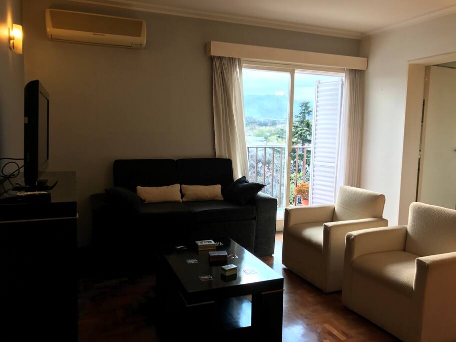 Sala de estar con TV.
Living room.