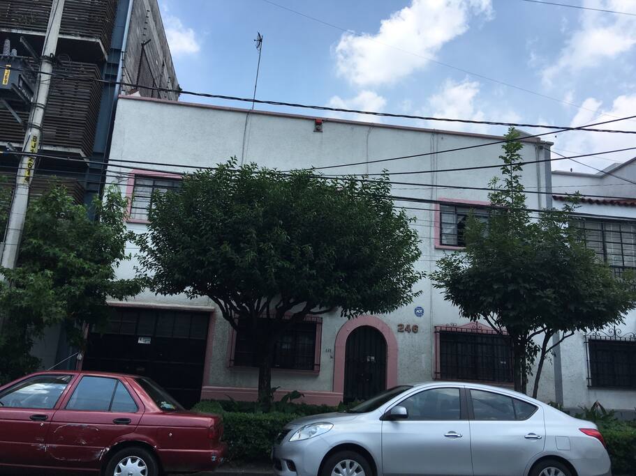 El frente de la amplia casa