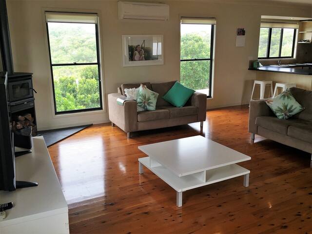 Large Noosa family home by beach gallery image 4