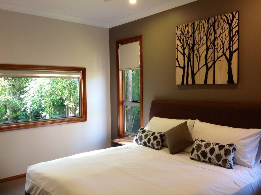 King size bed beautiful view to our bush setting and wild bird life from your window all King rooms have TVs in this cabin
