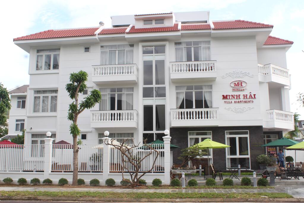 The villa is completely quiet, fully equipped - luxury - luxury - modern. Each apartment has 2 bedrooms for 4 - 6 people, luxurious living room, equipped kitchen Fully equipped facilities, BBQ stove, airy garden, waiter on request. All arranged in harmony in warm intimate space will bring family or friends a comfortable living space.