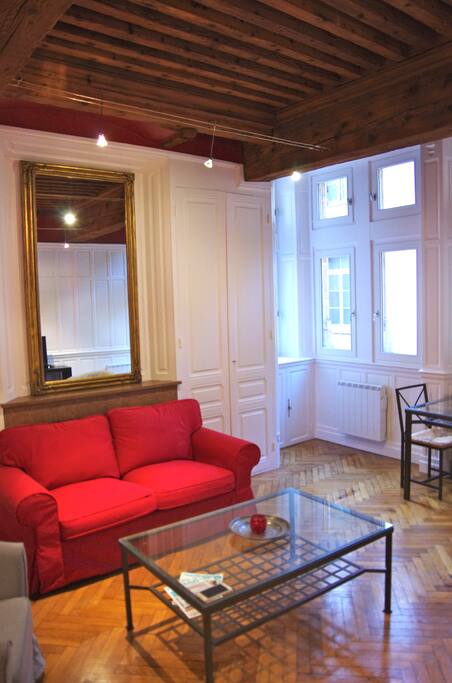 Salon.
Parquet, poutres alliant charme de l'ancien et modernité.