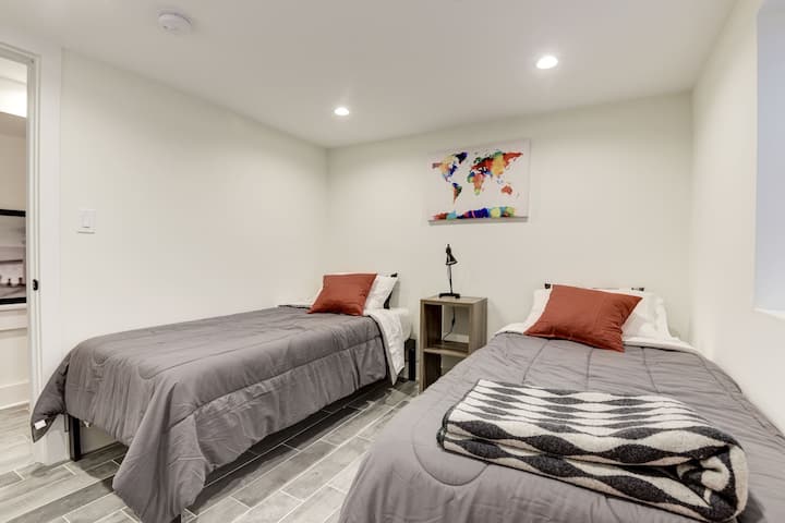 二號臥室-雙人牀（可轉換成特大雙人牀）