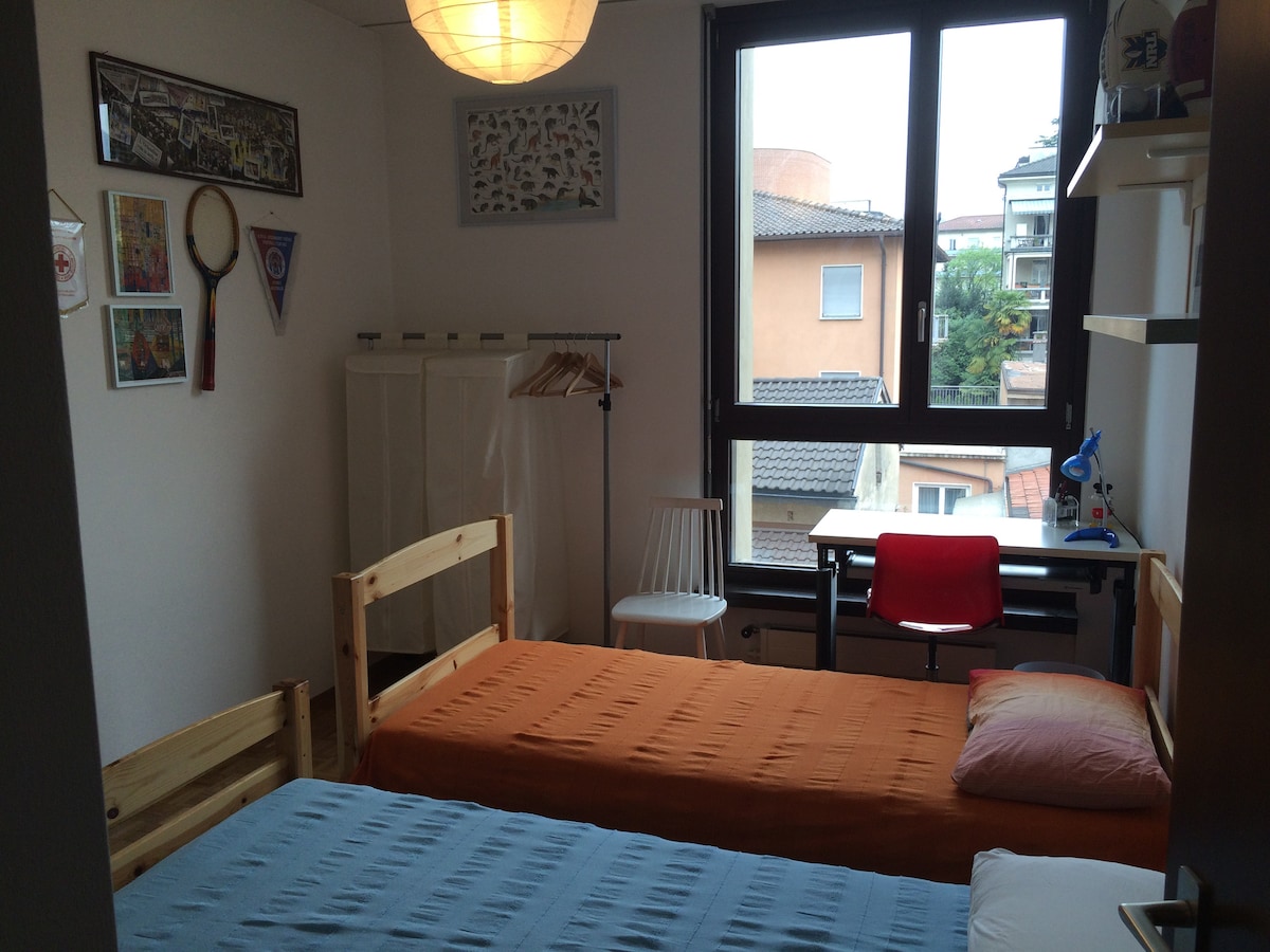 Вашата спалня, две единични легла, които може да се обединят