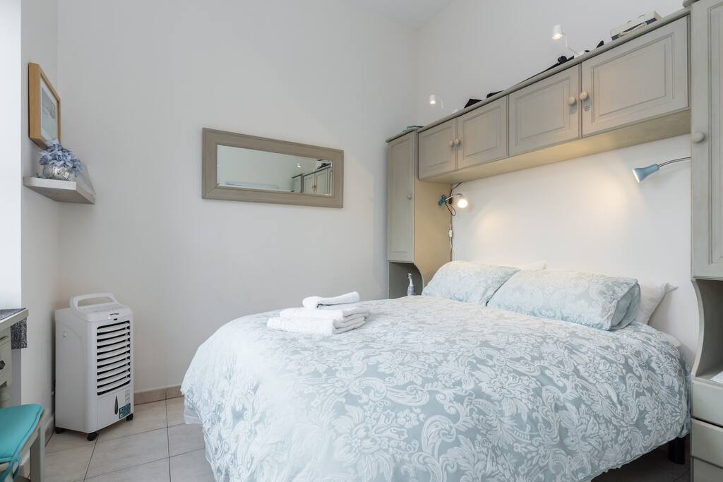 comfortable bed with egyptian cotton linen