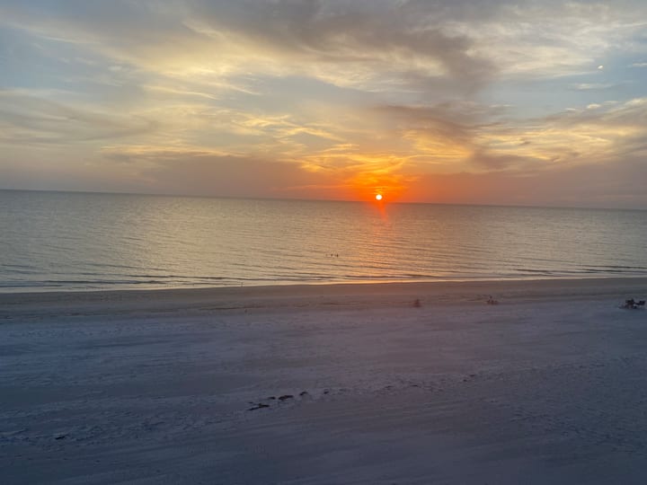 Beachfront Condo With Balcony Overlooking Sunsets - Indian Shores, FL
