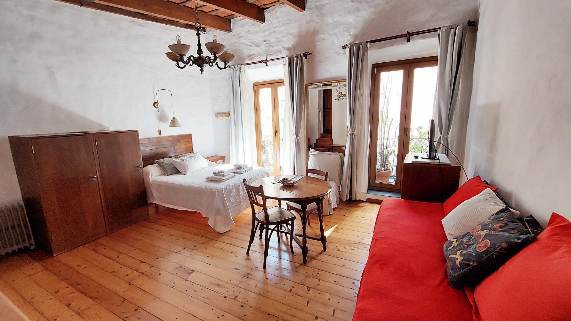 Furnished studio apartment in Monserrat with air conditioning