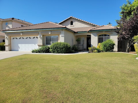 Spacious & Clean 4-BdRm+GameRm Spanish Style Villa