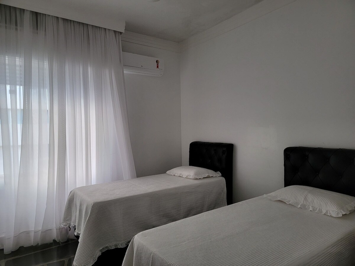 2 เตียงเดี่ยว เครื่องปรับอากาศและพัดลม!