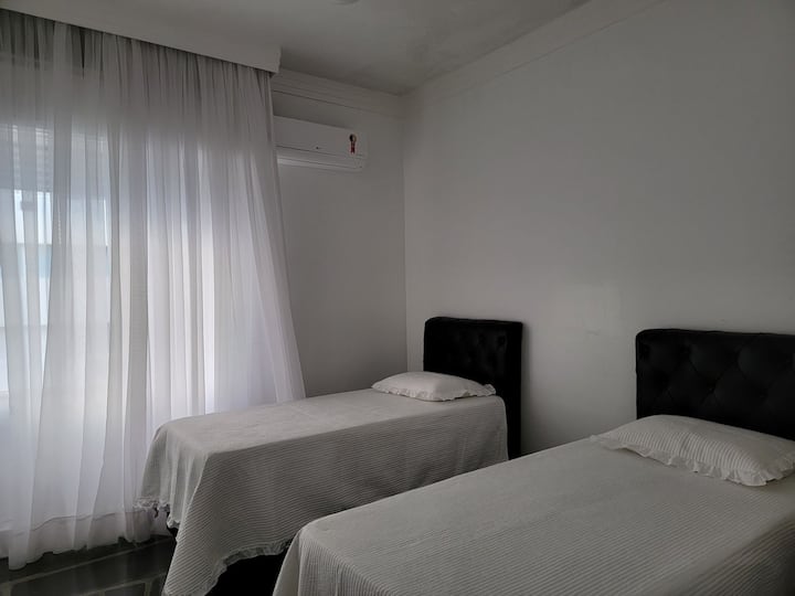 שתי מיטות יחיד. מזגן ומאוורר!