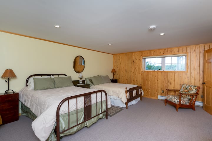 Slaapkamer op de benedenverdieping met uitzicht aan het water.