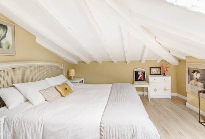 Unbeatable Location, Next to Royal Palace & Sol. gallery image 2