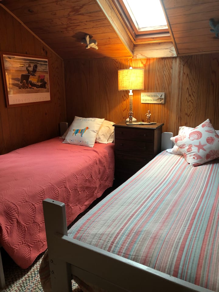 غرفة نوم مزدوجة مع باب حظيرة منزلق