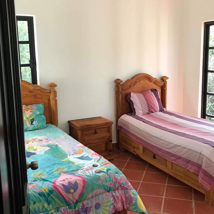 chumba cha kitanda cha ghorofa ya pili chenye vitanda viwili vya mtu mmoja