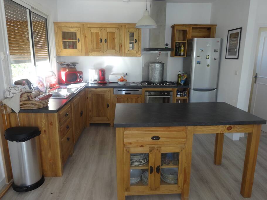 Cuisine équipée avec ilot central