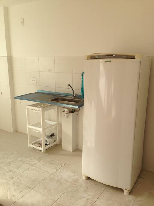 Geladeira, cozinha funcional. Fogão será instalado.