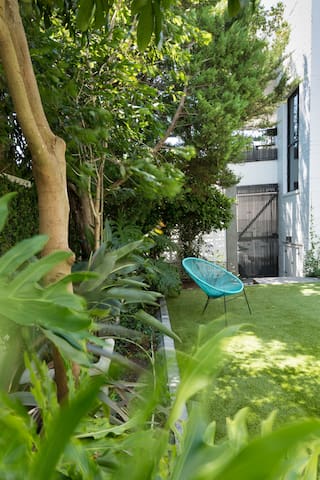 Boutique modern 4bdrms + garden off Kloof St gallery image 2