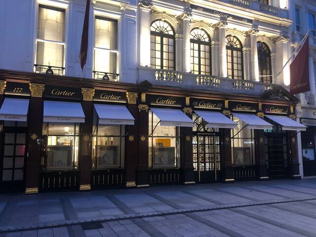 Clariges style Mayfair Residence – Hanover Square. gallery image 3