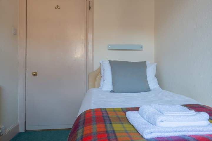 เตียงเดี่ยวพร้อมที่นอนเมมโมรี่โฟมที่สะดวกสบายเตียง Tartan ขนาด 1000% Lambswool 
Tartan มู่ลี่สีดำตู้เสื้อผ้า
