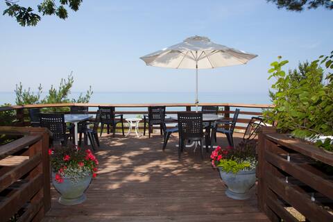 Lake Michigan/HUGE private beach/Stunning sunsets
