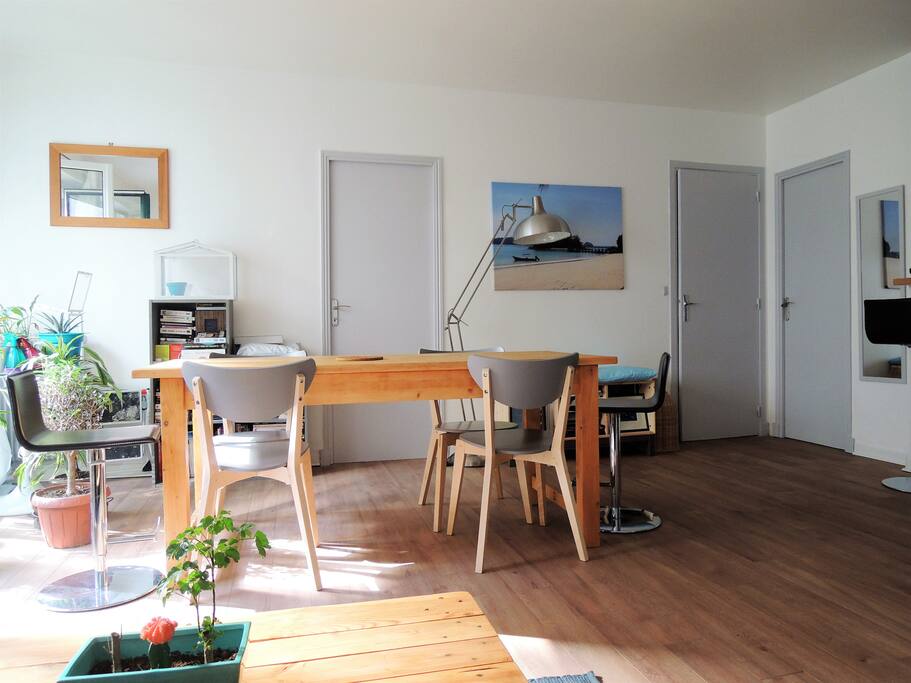 Living room with a big table for 6