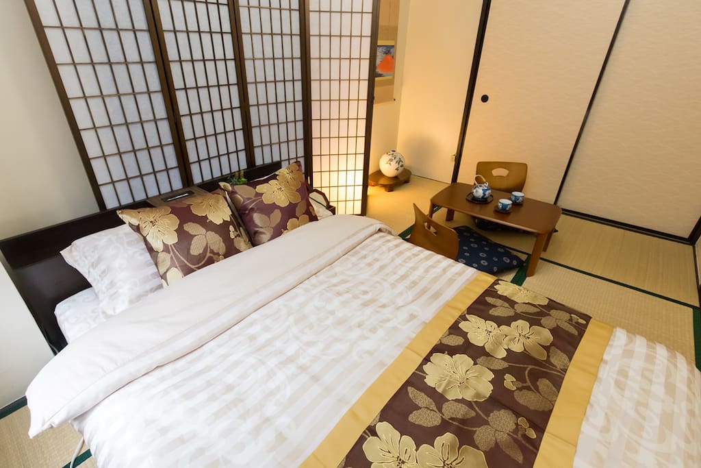 A good double bed of feeling in bed of 140 cm of width.