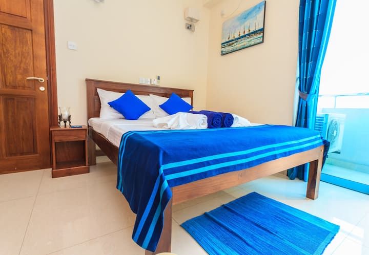 חדר שינה 2 עם מרפסת ונוף לים