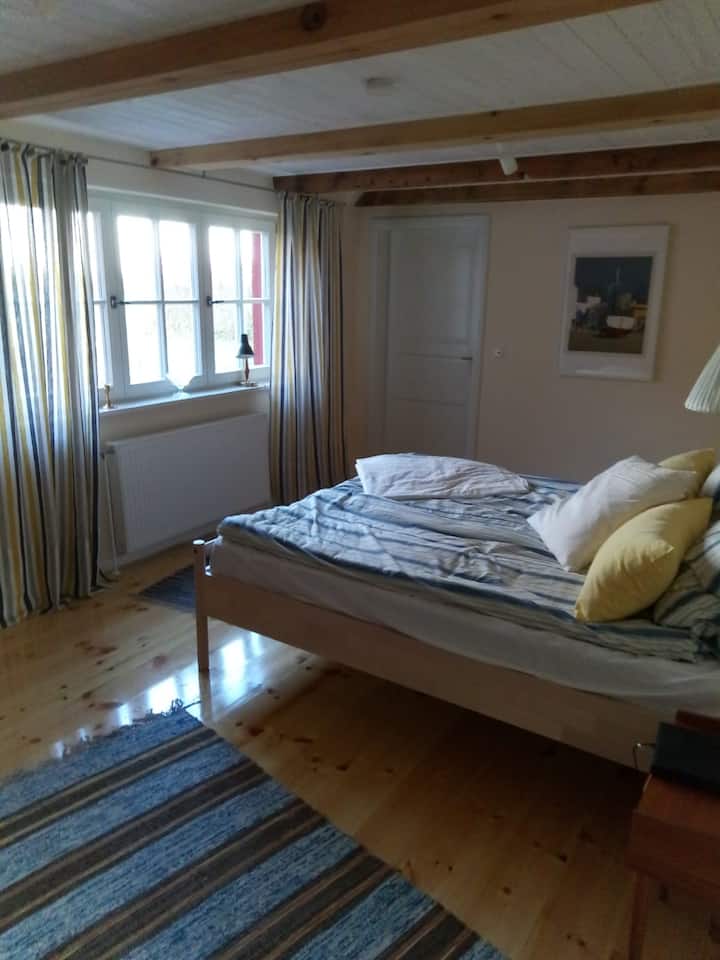 غرفة نوم في الطابق الأرضي إلى الشمال