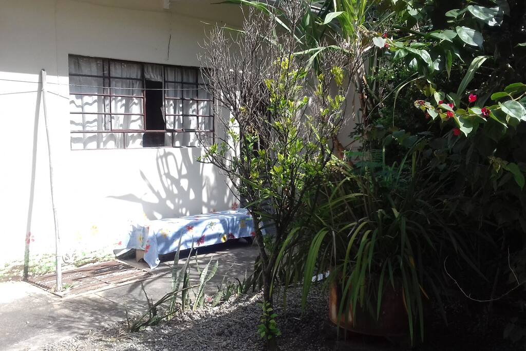 Quarto com banheiro, separado da casa e com garagem para o seu carro.