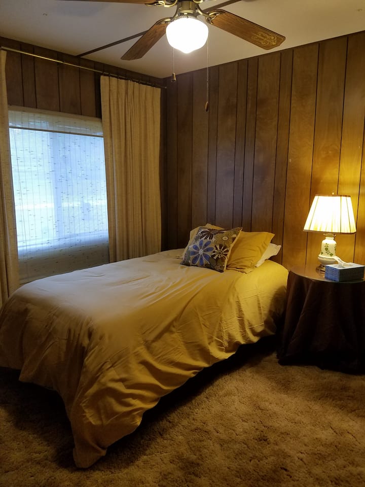 Spavaća soba s bračnim krevetom i dva odvojena kreveta na napuhavanje u ladici.