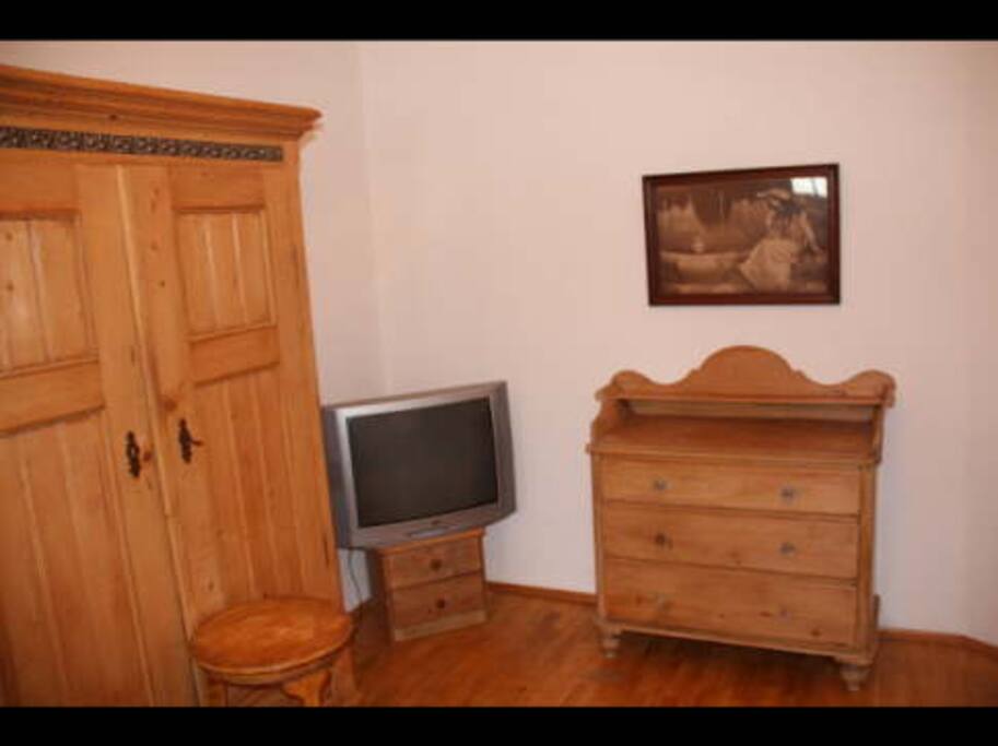 Schlafzimmer mit 2 Einzelbetten Weichholzmöbeln und Pakettboden