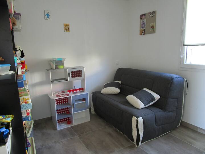 غرفة نوم 3 مع أريكة قابلة للتحويل لشخصين أو سرير مظلة