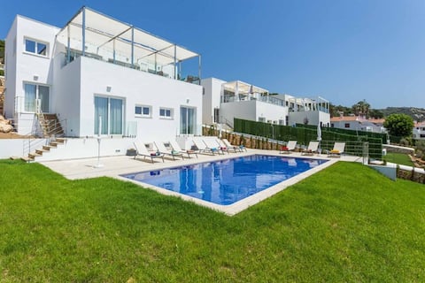 Villa Sunrise ❤️ Seaviews ❤️ Free AC & WiFi