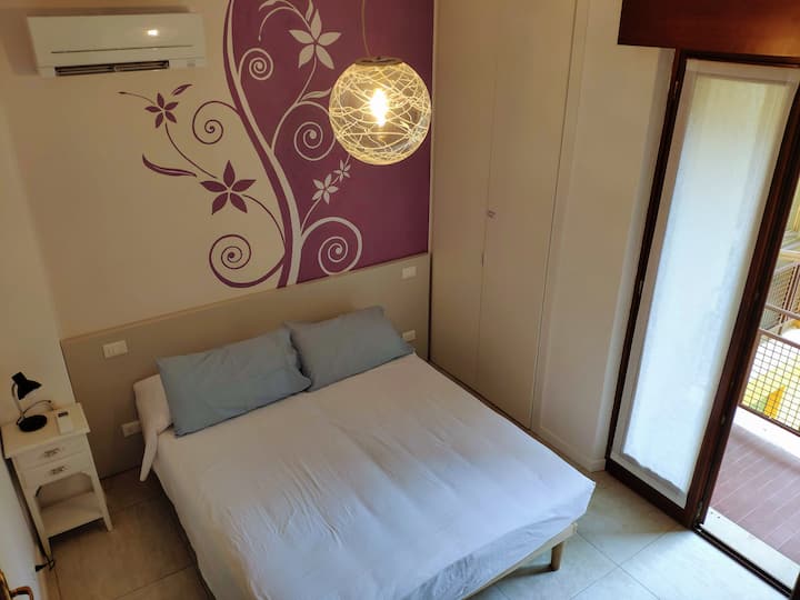 Dhomë gjumi ngjyrë vjollc