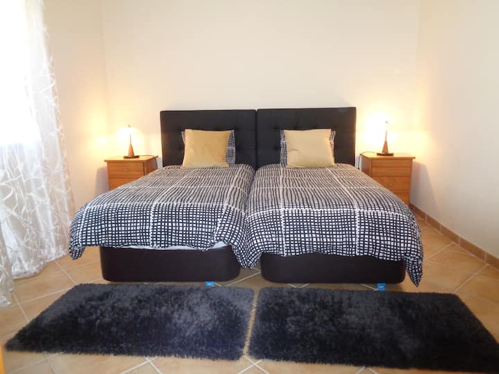 Dhoma e gjumit në katin përdhes nr. 2