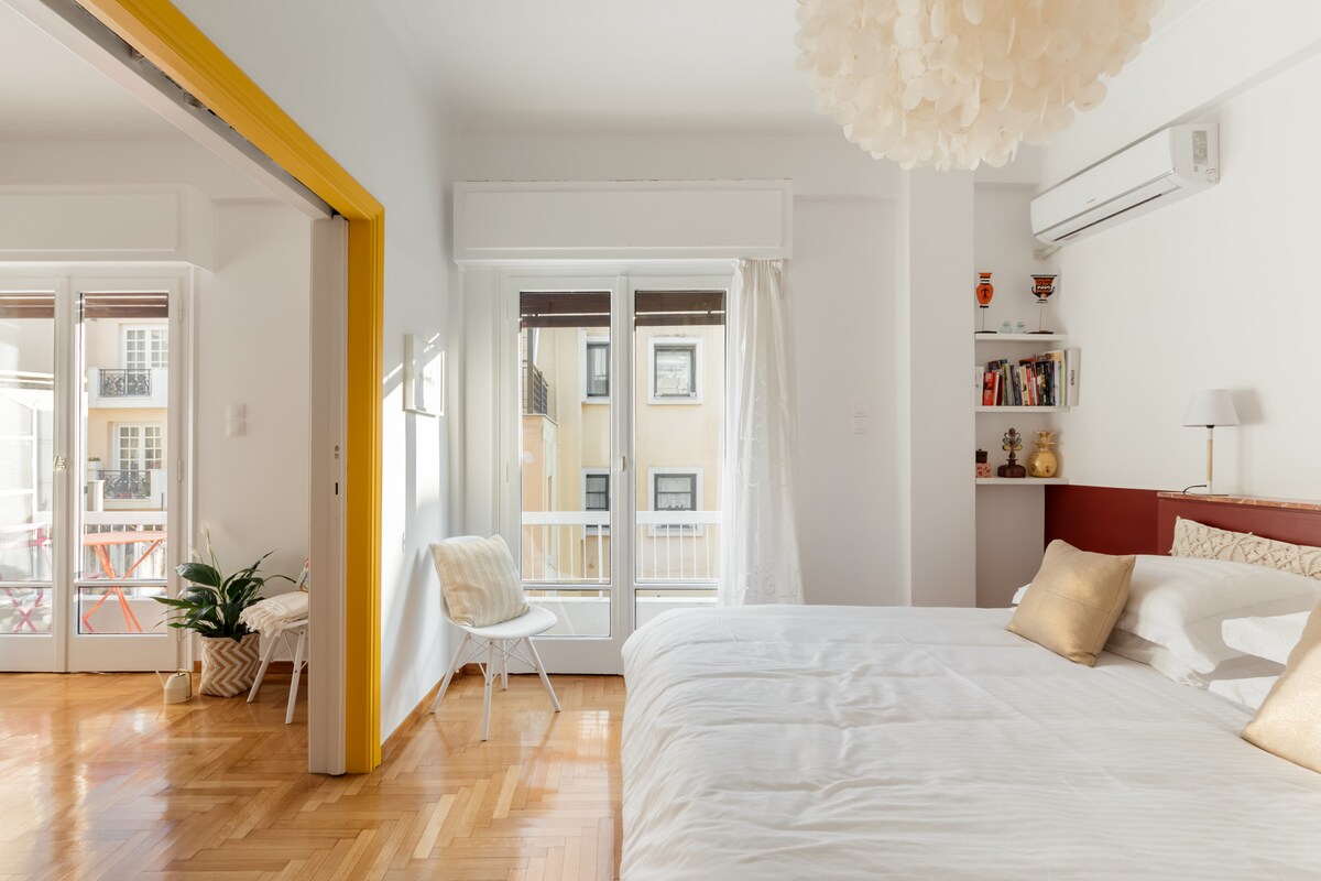 De master bedroom is voorzien van een comfortabel bed van 180 cm en heeft natuurlijk privacy als je de schuifdeuren sluit.