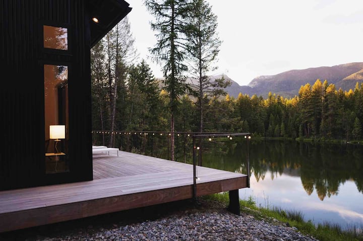 Scandinavian inspired / Lake front + outdoor sauna