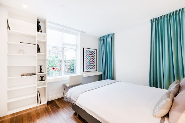 SOPHISTICATED BOUTIQUE APARTMENT gallery image 4