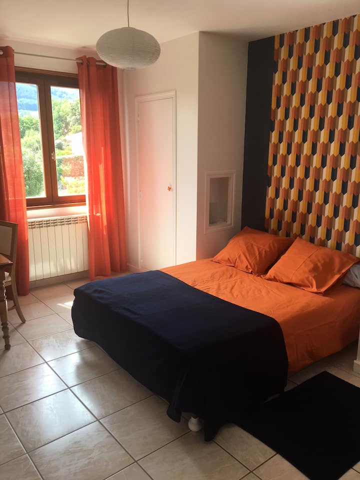 1号卧室， 140x190号床，带办公桌和储藏室。