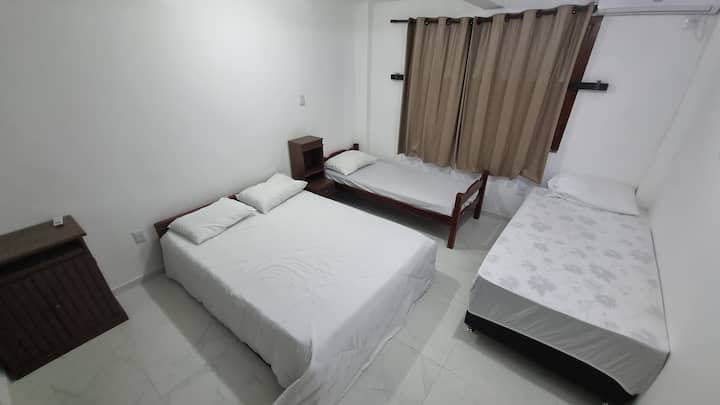 Suite 4. Planta baja: una cama matrimonial y dos individuales.