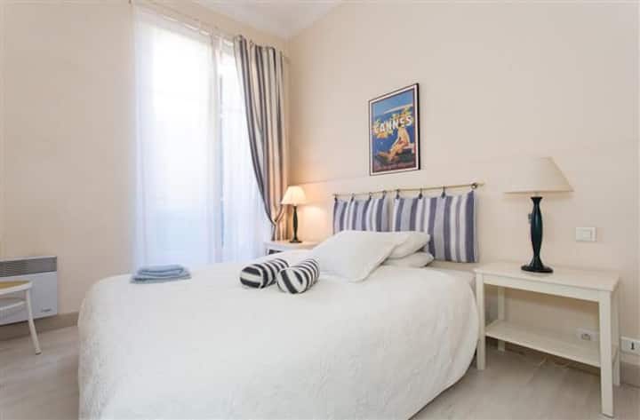 Relaxing colours in our quiet bedrooms - all on courtyard side of the apartment!    This king sized bed can be made into two singles.