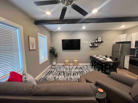 Top performing Airbnb: 3B/3B condo- sleeps 8- walk to stadium! in Tuscaloosa