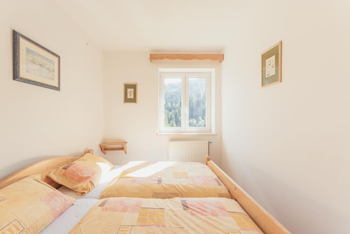 Dhomë gjumi , kapacitet për 2 të rritur.