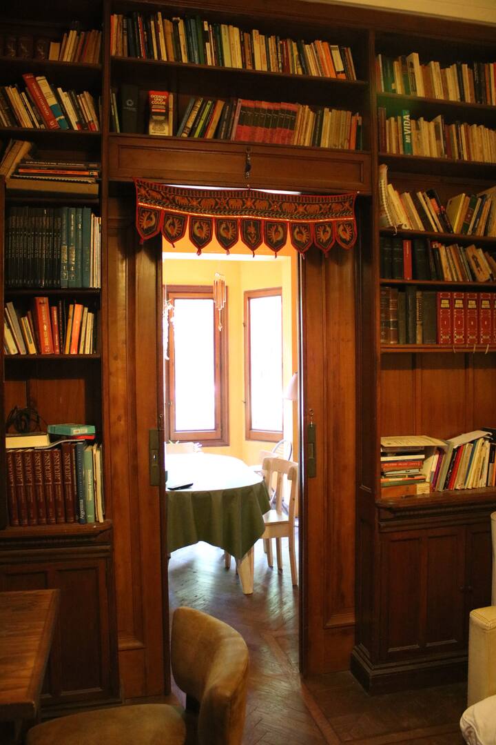 Habitación en casa de estilo Tudor en San Fernando