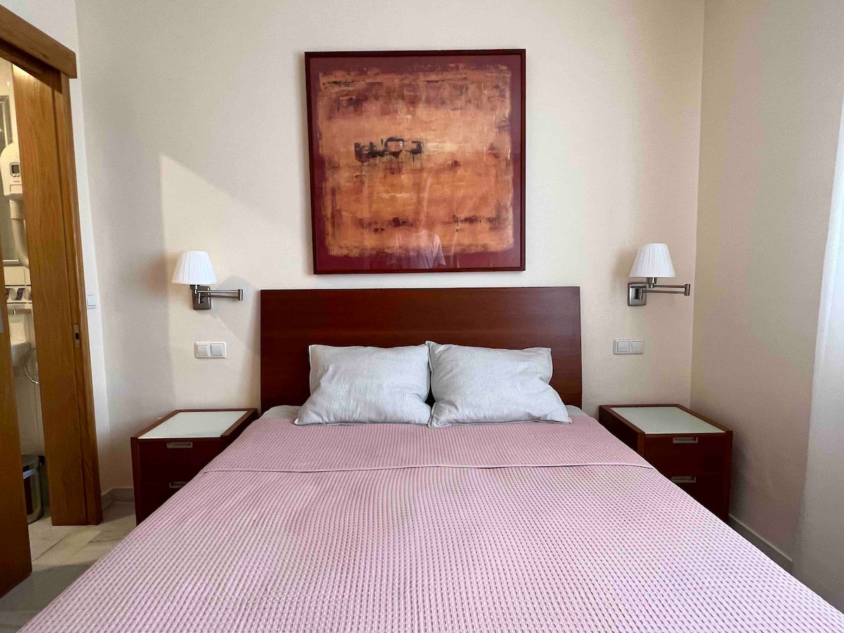 Dhomë gjumi kryesore me krevat dopio, kondicioner, hyrje më vete në banjë dhe dollap të madh.